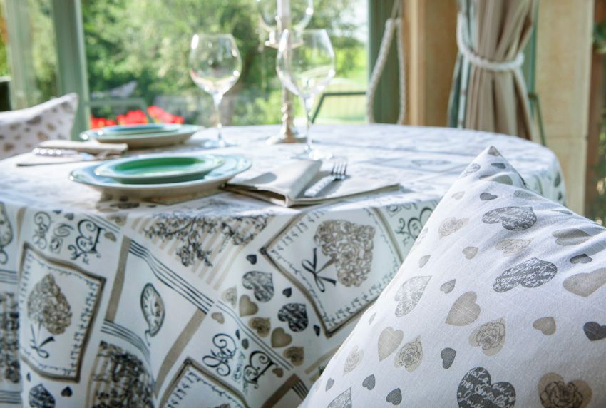 Abwaschbare Tischdecken aus Baumwolle oder Wachstuch und Wohnungsinterieur mit Herzmuster - ein Dauertrend